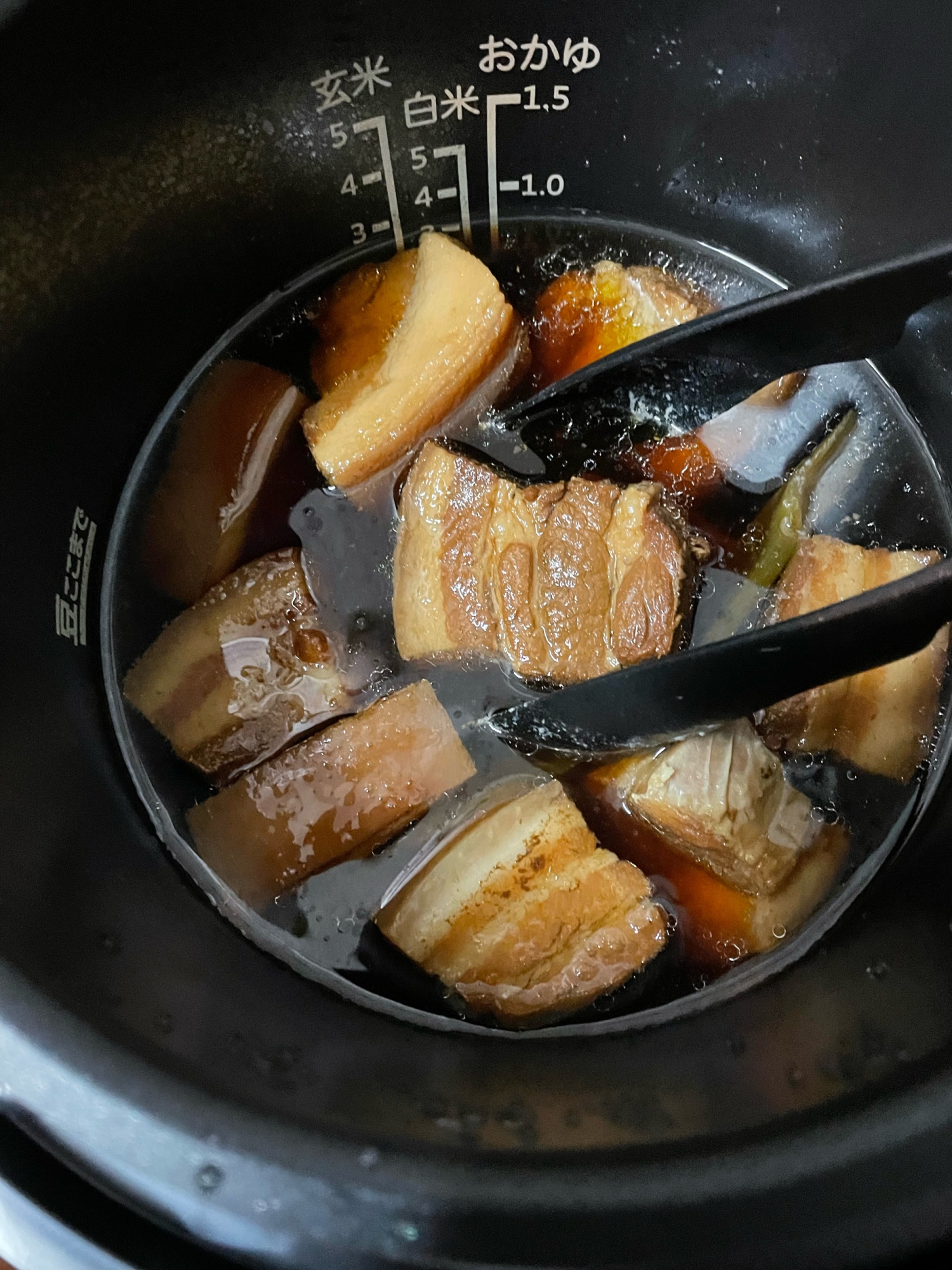 炊飯ジャーに入った豚の角煮