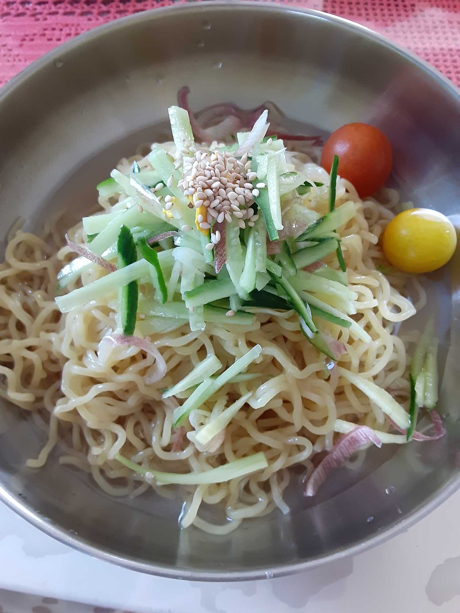 茗荷　きゅうりのせ　冷やしラーメン