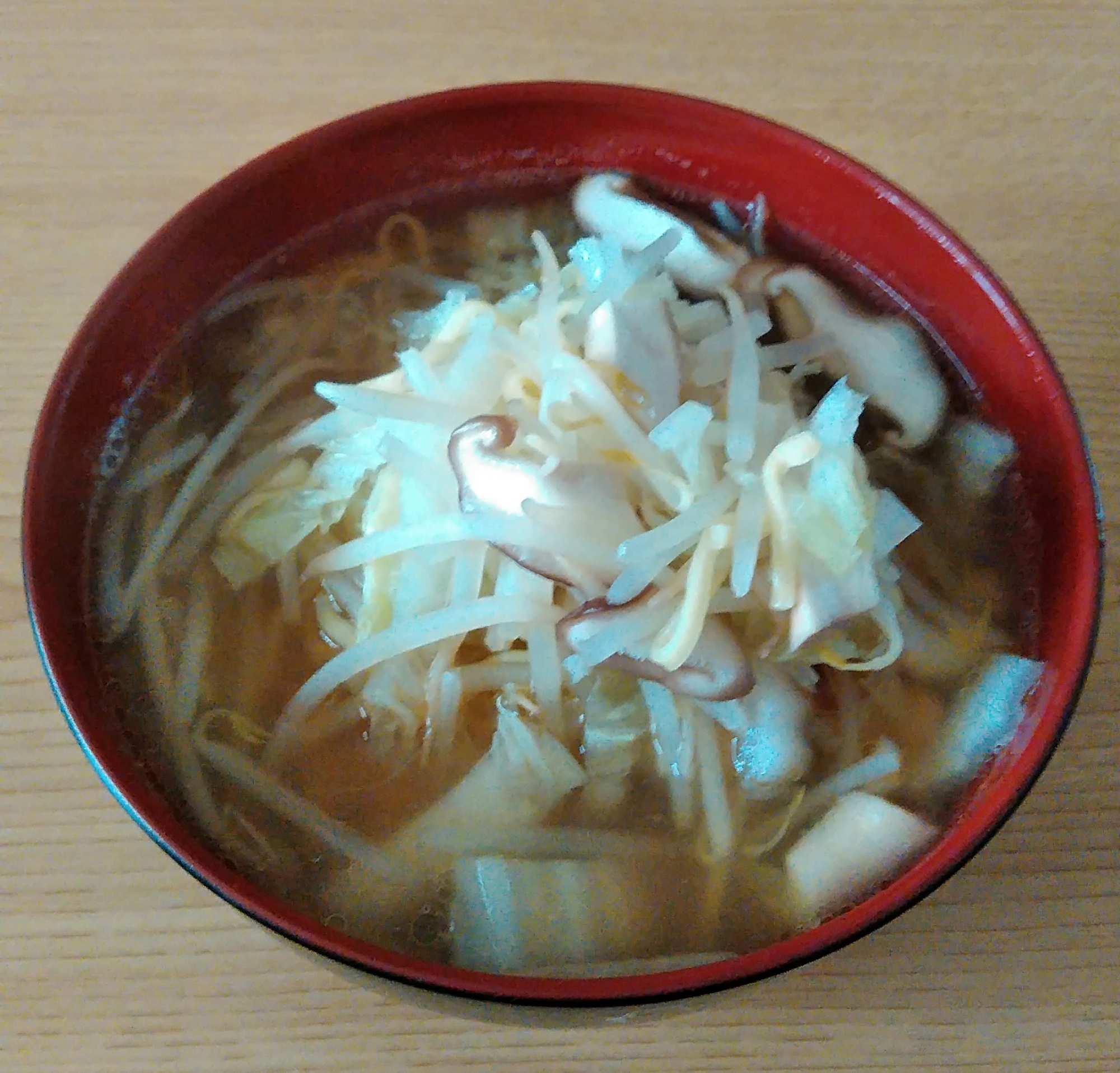 もやしと白菜と椎茸の味噌ラーメン