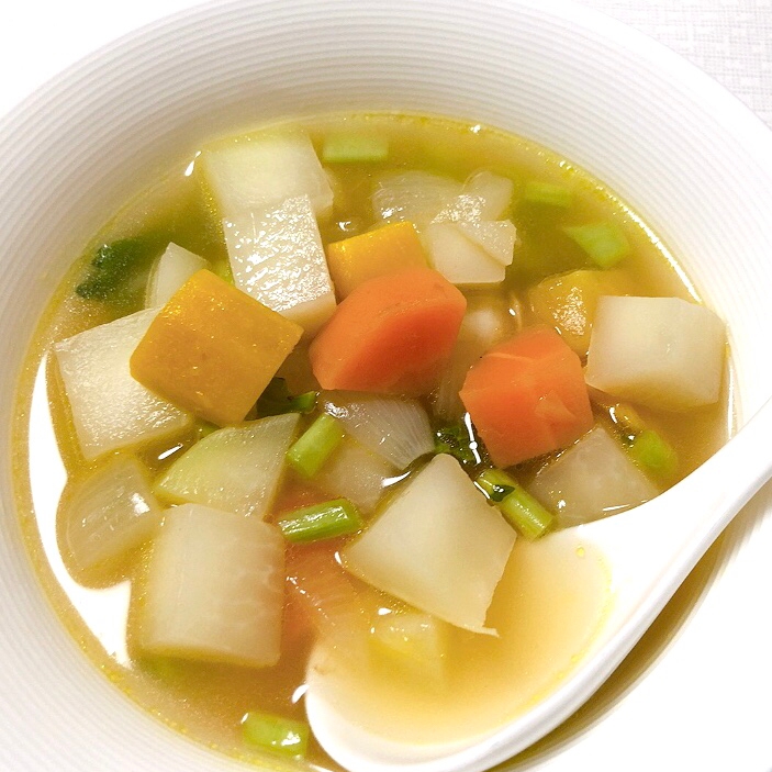 ズッキーニとコールラビの旬野菜スープ