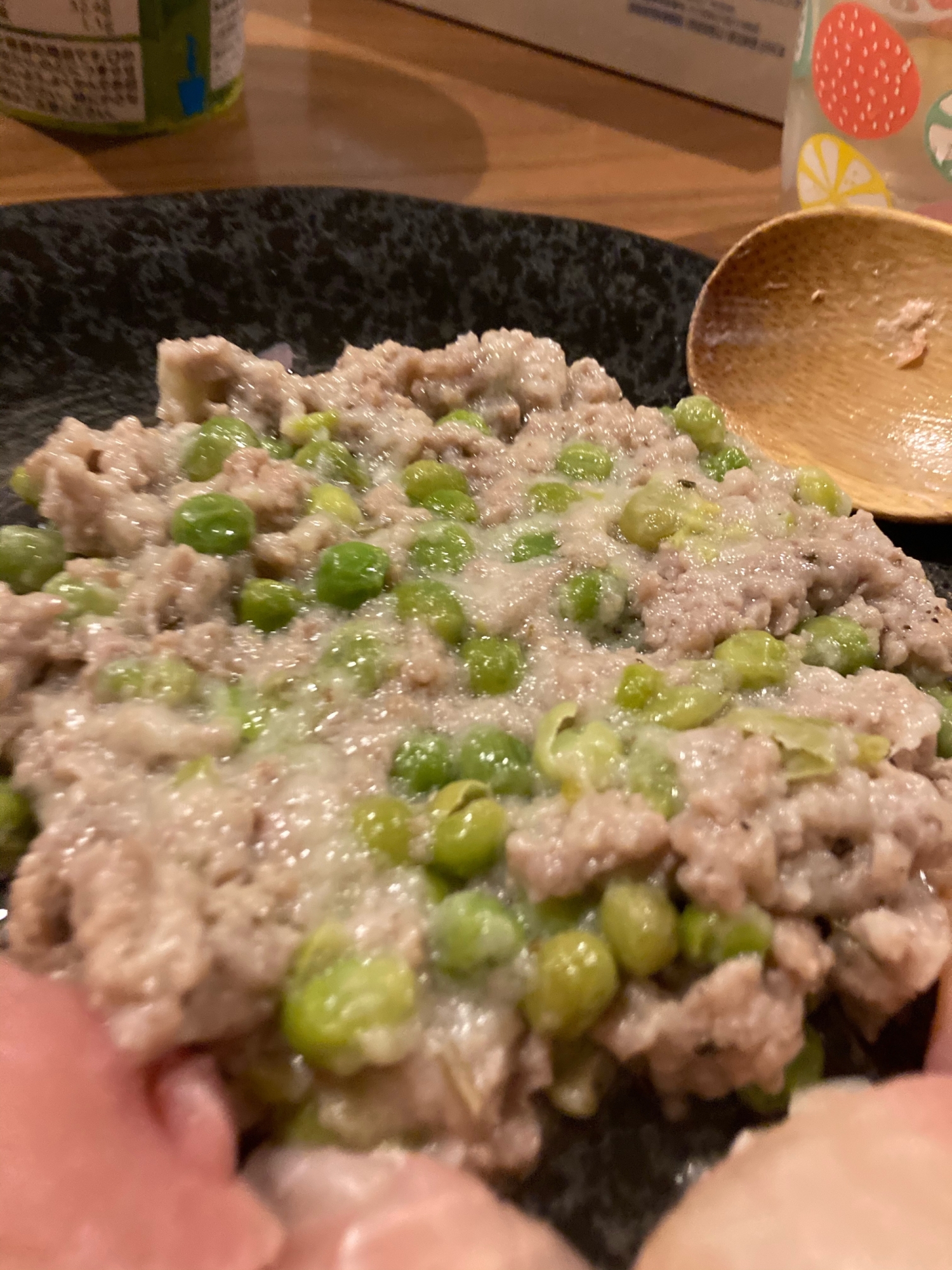 器に盛られた、サルシッチャとグリンピースのクリーム煮