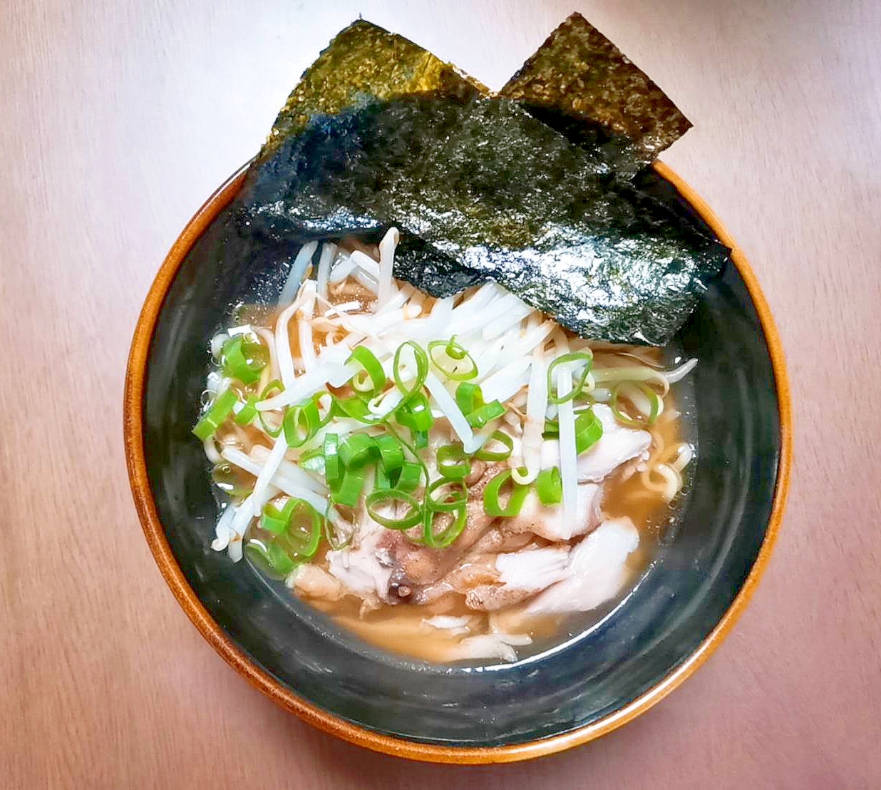 もやしと鶏もも肉の醤油ラーメン