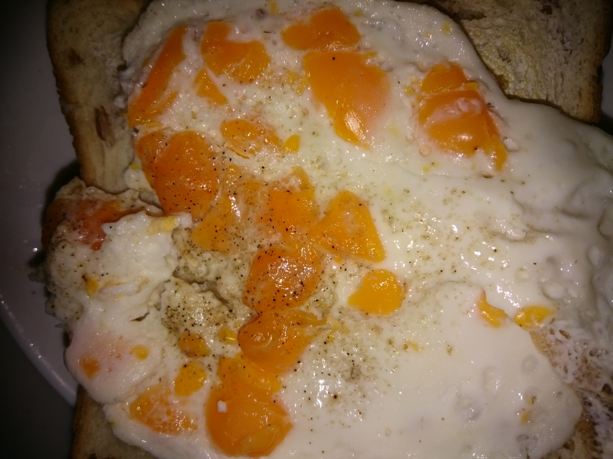冷凍卵のぐちゃぐちゃ目玉焼きトースト