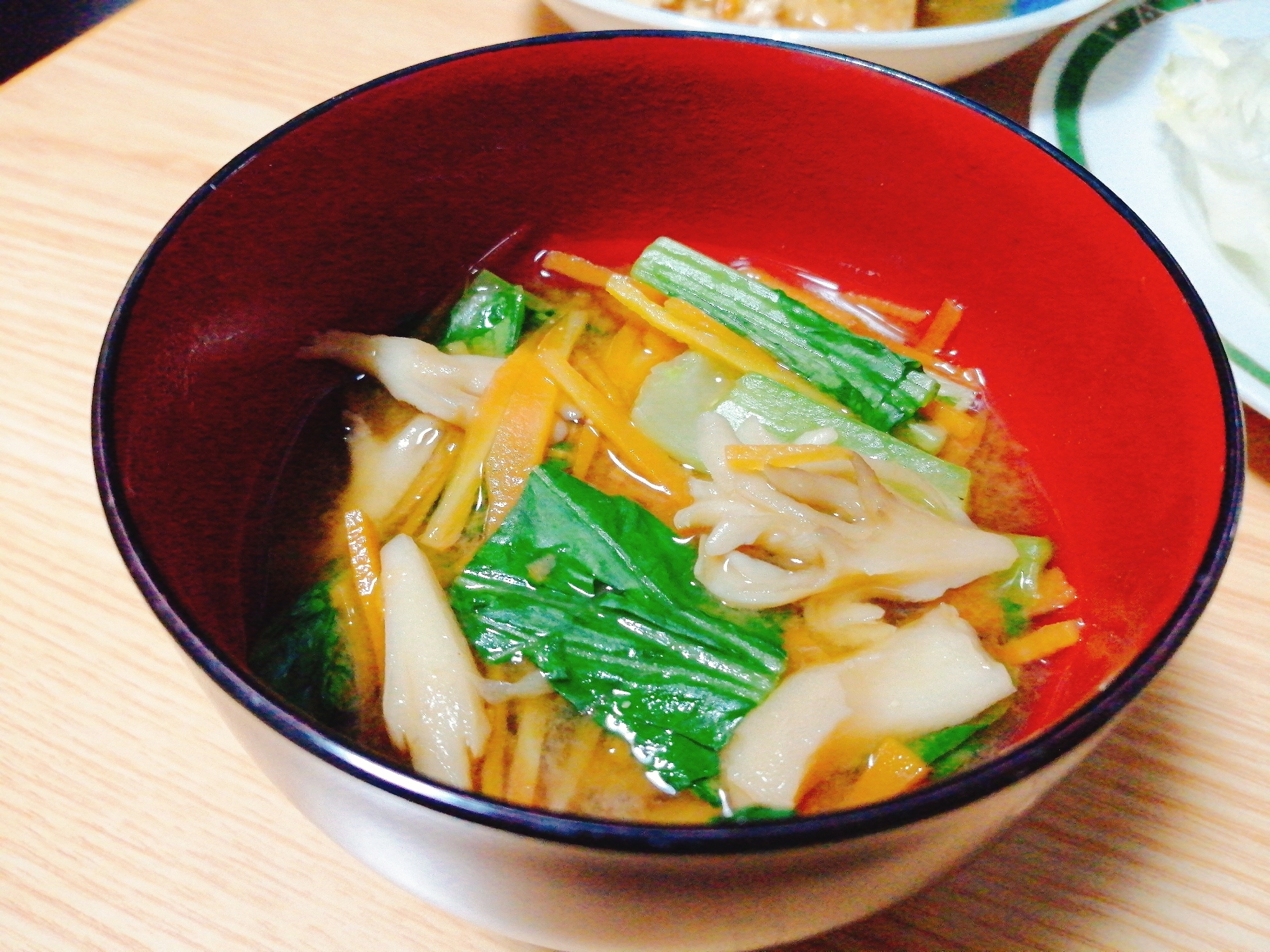 小松菜と人参と舞茸の味噌汁