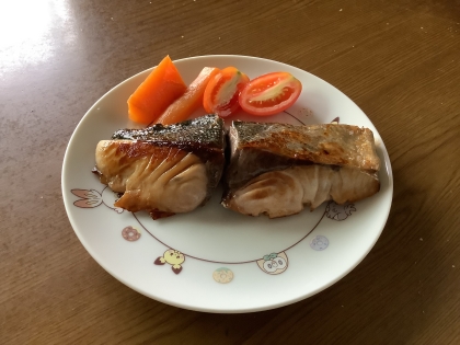 あけぼのさん、お早うございます♪朝食に、ブリの胡麻油焼き頂きました。味付けしたためか、身も柔らかく美味しかったです。ご馳走様でした！昨日の雷雨で今朝は涼しいです