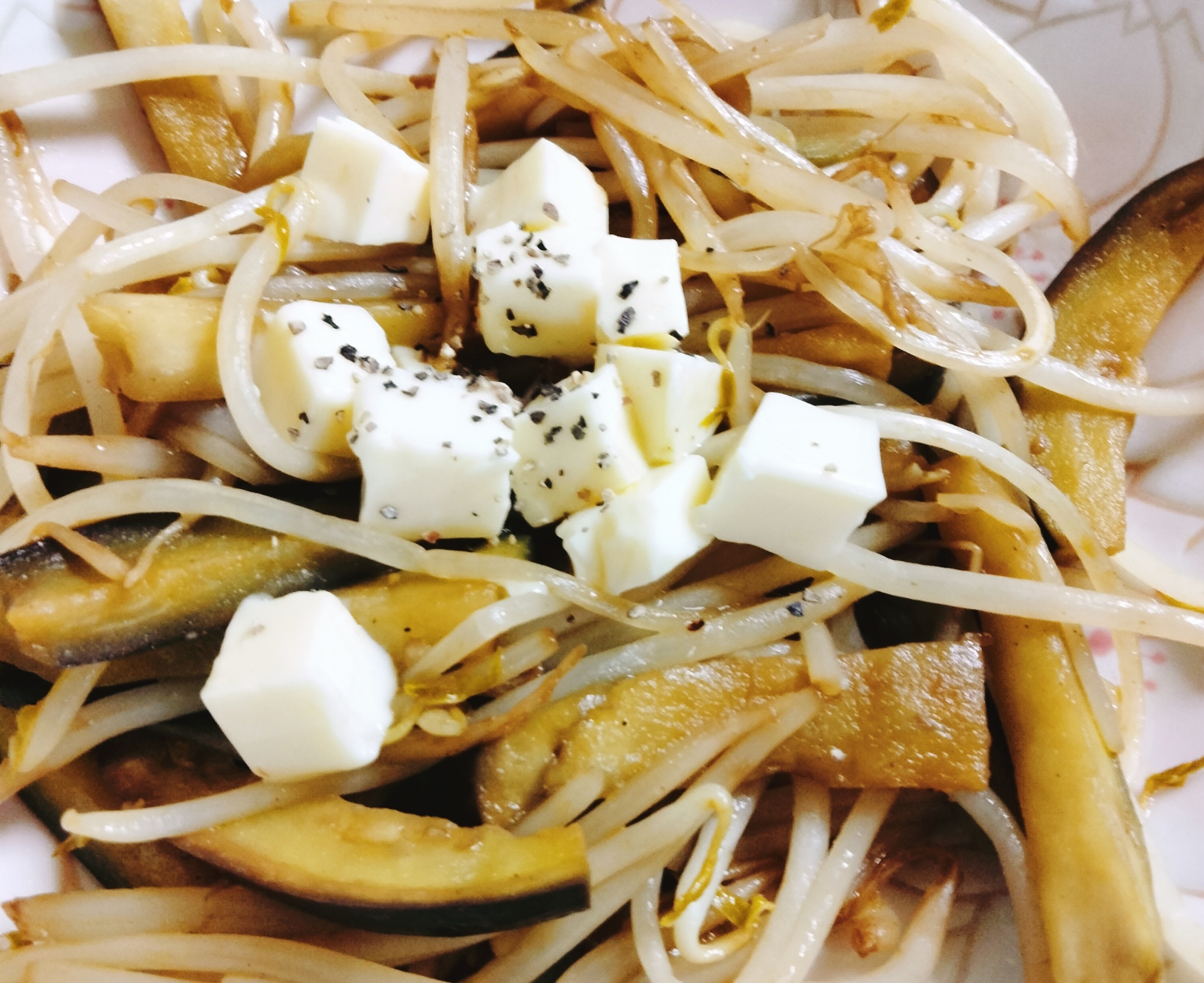 モヤシと茄子の和風炒め国産チーズ乗せ