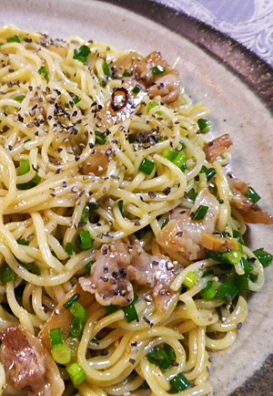 茶色いお皿に盛り付けられたねぎ油そば