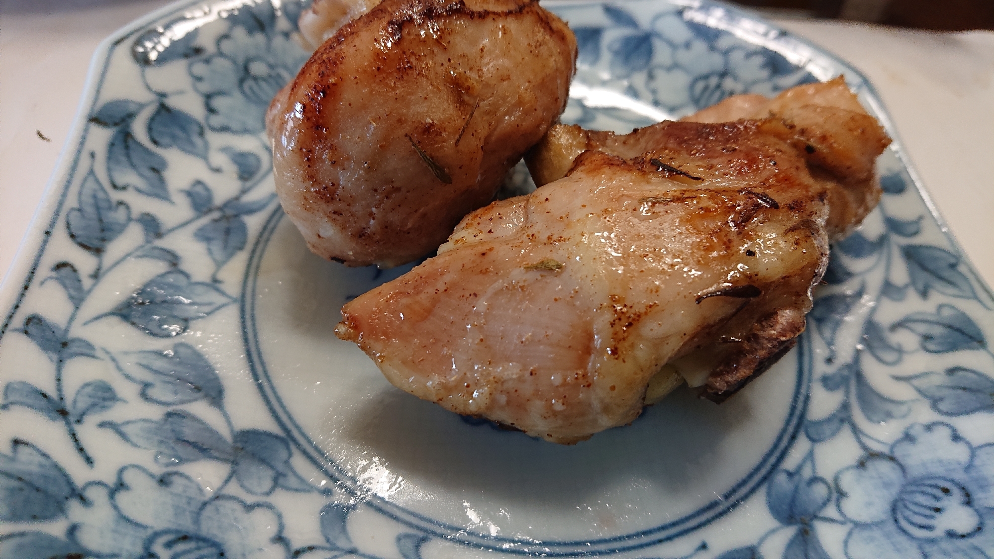 骨付き鶏肉の網焼き