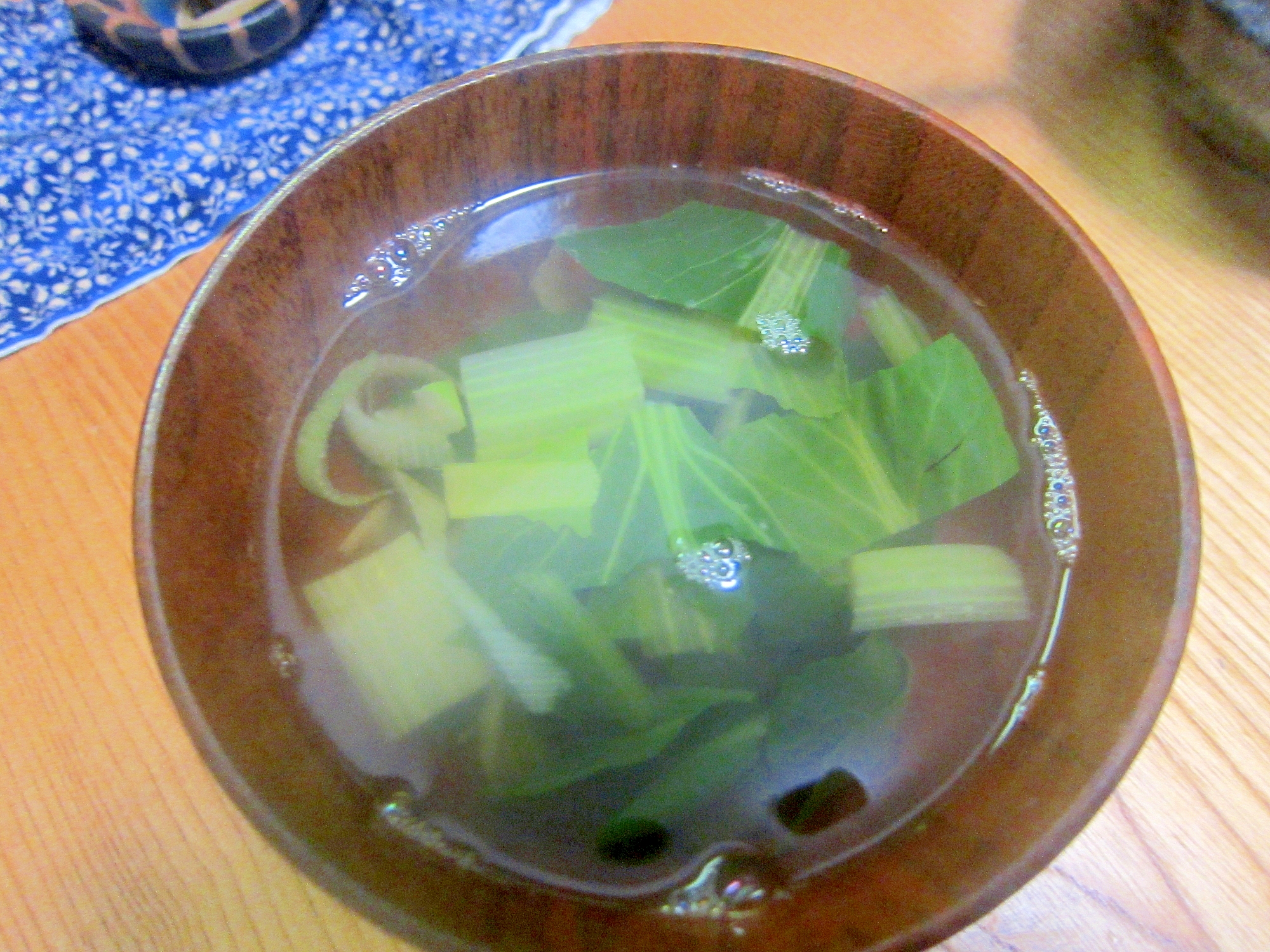 鰹出汁とセロリと小松菜の醤油スープグリル