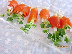 簡単 おもてなし スモークサーモンの貝割れ巻 レシピ 作り方 By みぴと 楽天レシピ 簡単 おもてなし スモークサーモンの貝割れ巻 レシピ 作り方 By みぴと 楽天レシピ