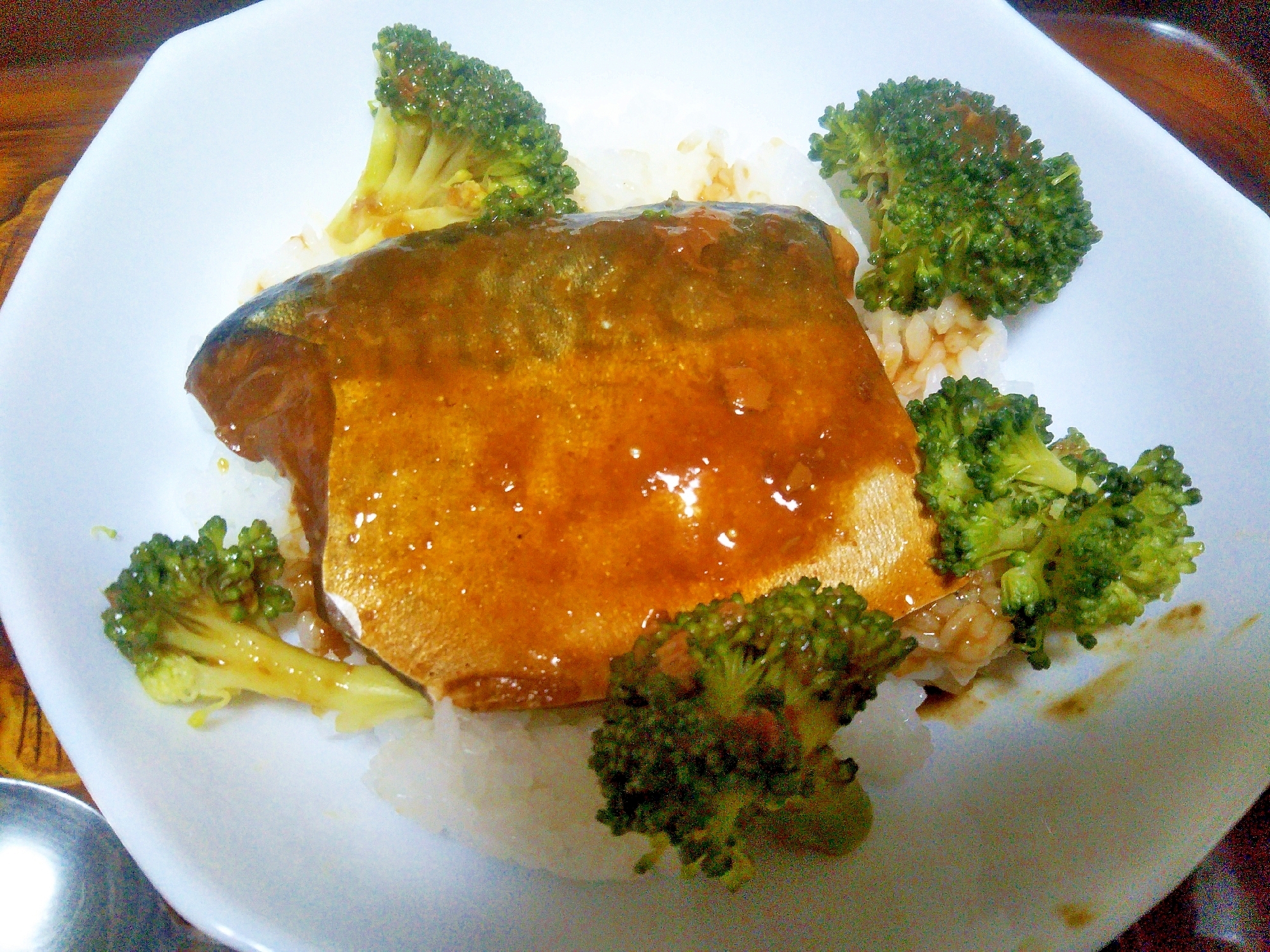 ブロッコリー&鯖味噌煮丼