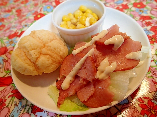 バターコーンと焼き豚とメロンパンのワンプレート♬