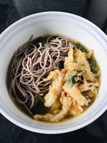 そばは簡単に作れて食べやすいので便利な料理ですね。丁度いい味付けにできました。サクサクとした食感のかき揚げが良いですね。野菜の甘みがよく出ていて美味しかったです