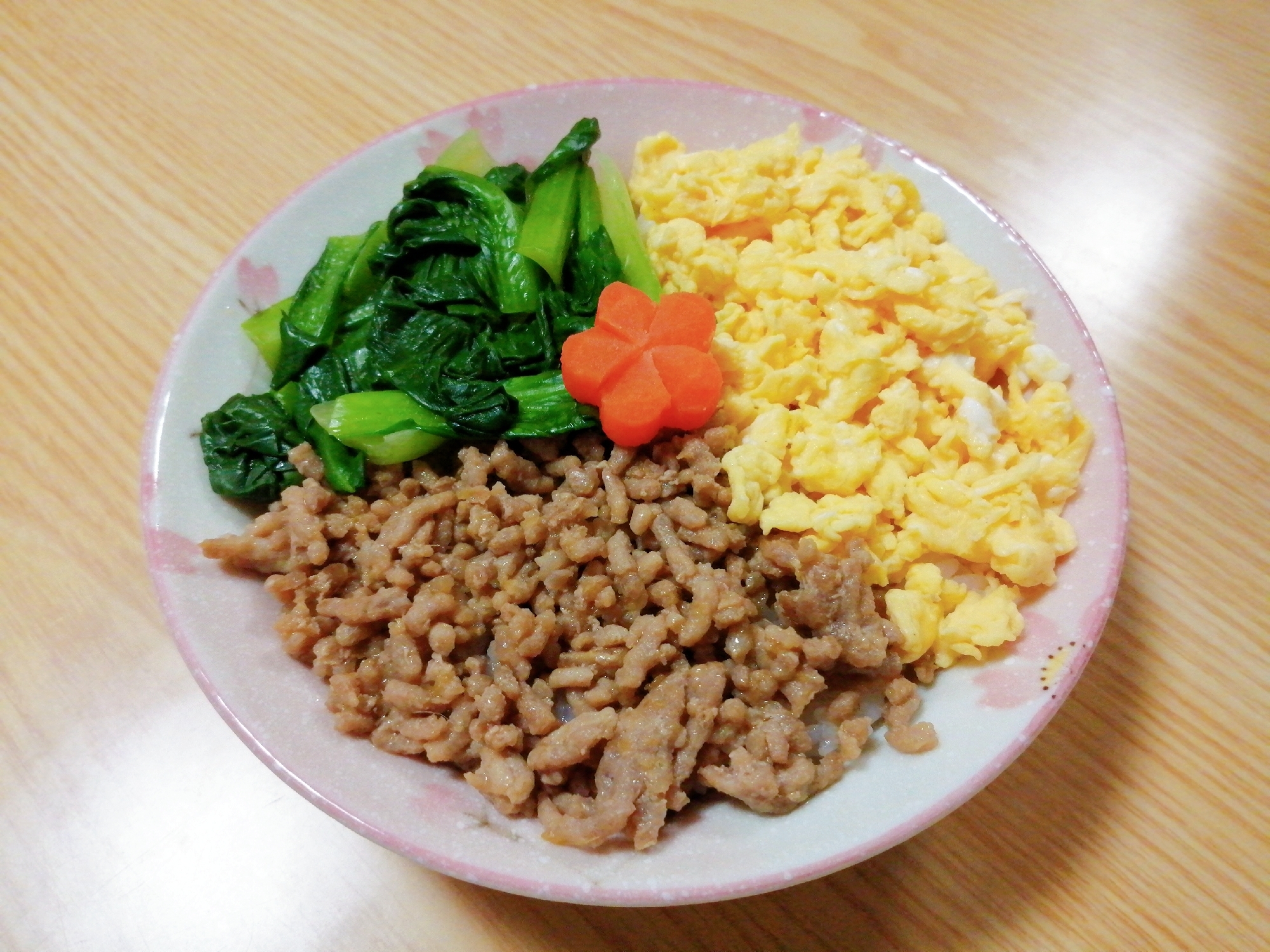 豚そぼろと小松菜の三色丼