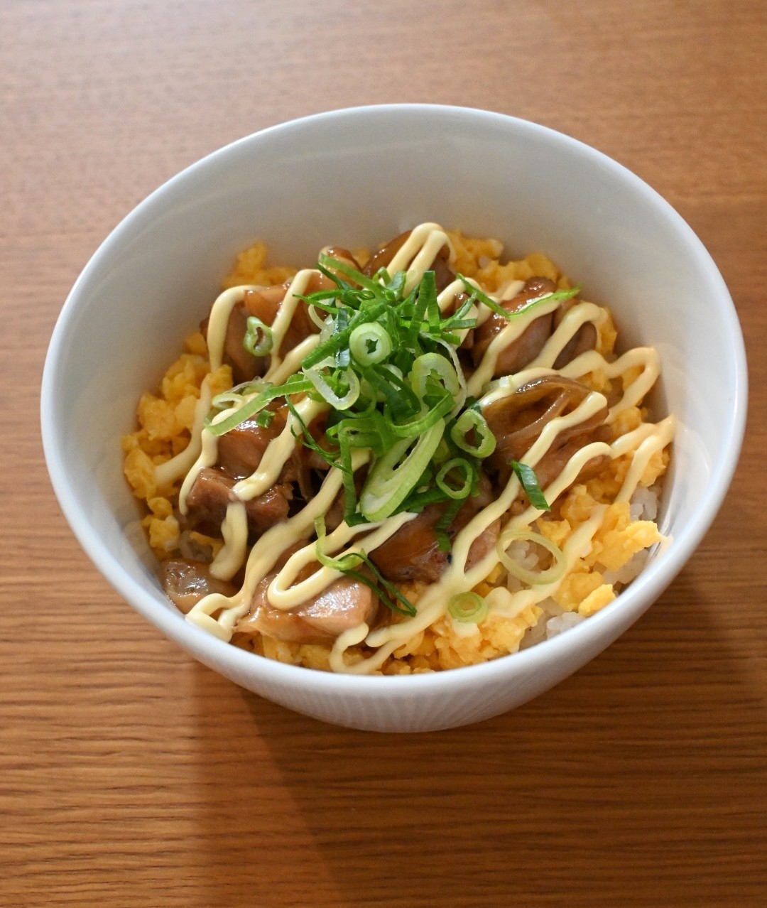 卵そぼろと照り焼きチキンマヨ丼