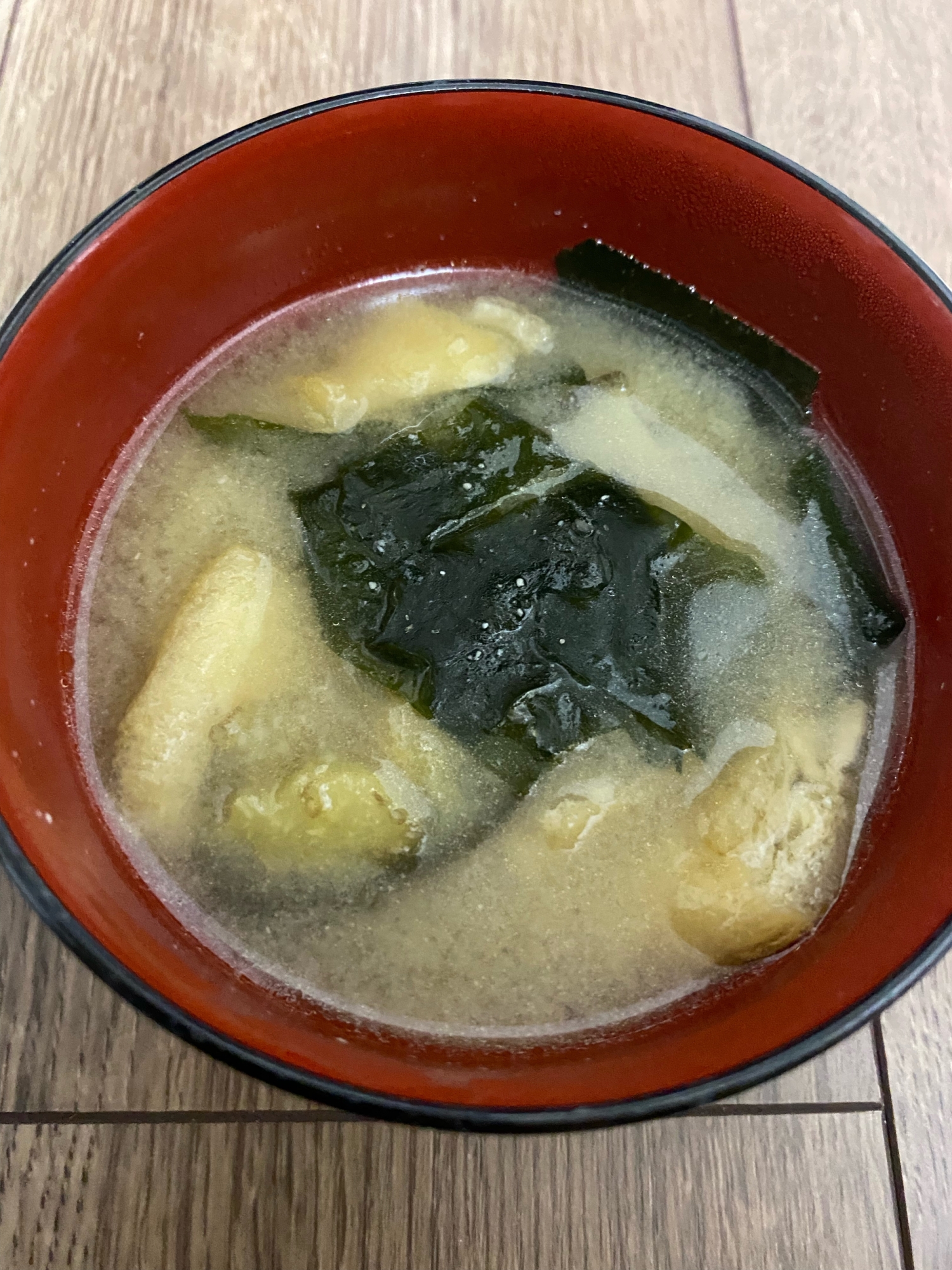 ナスと油揚げとわかめの味噌汁