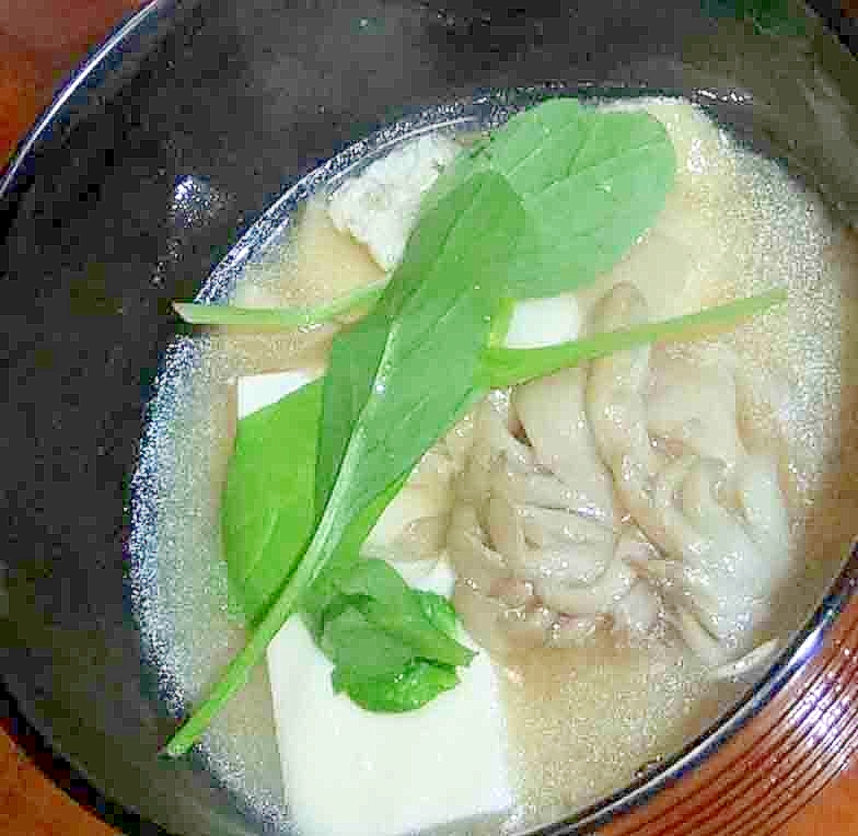 絹豆腐と舞茸と油揚げのお味噌汁