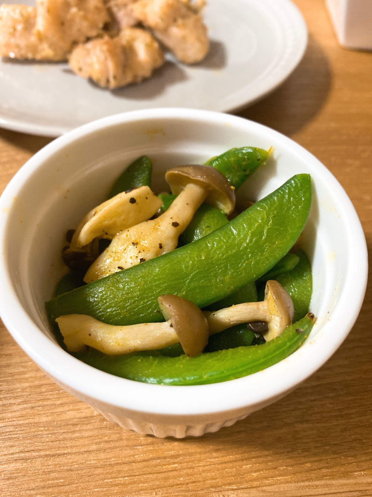 スナップエンドウとしめじのカレーマヨ和え