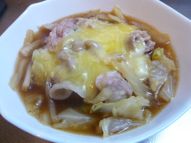 キャベツと豚肉の蒸し煮!チーズ乗せ!