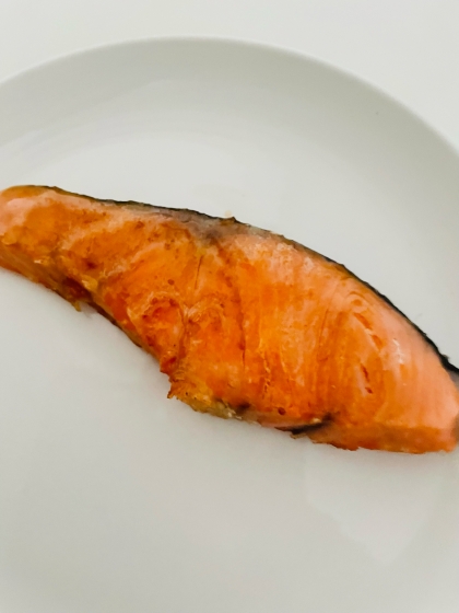 フライパンで鮭の塩焼き（レモンがけ）