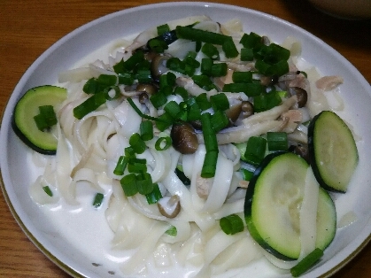 しめじも入れて、かさマシしました！ズッキーニ、美味しかったです！クリームうどん、いいですね～◎ごちそうさまでした☆