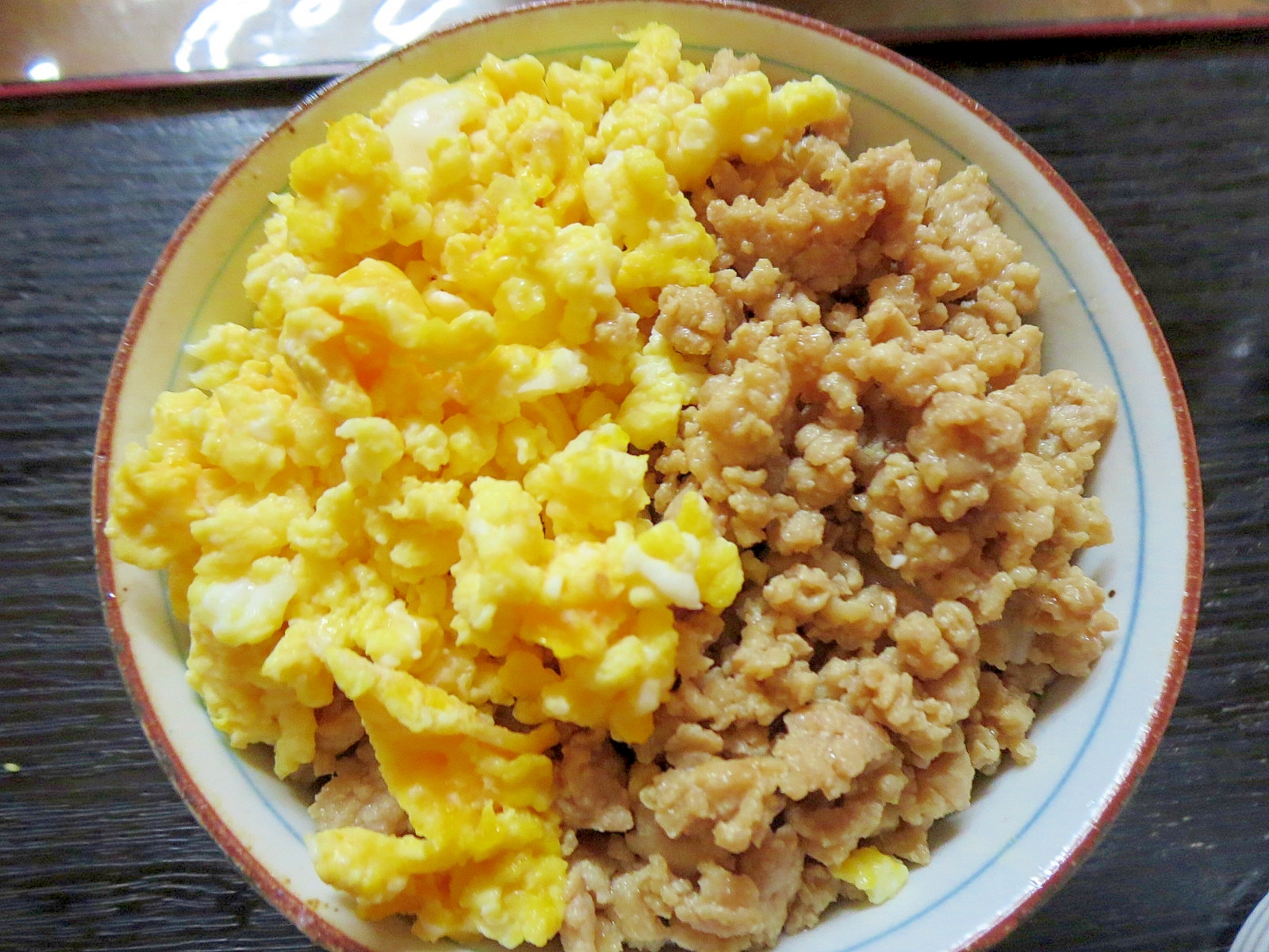 2色そぼろ丼