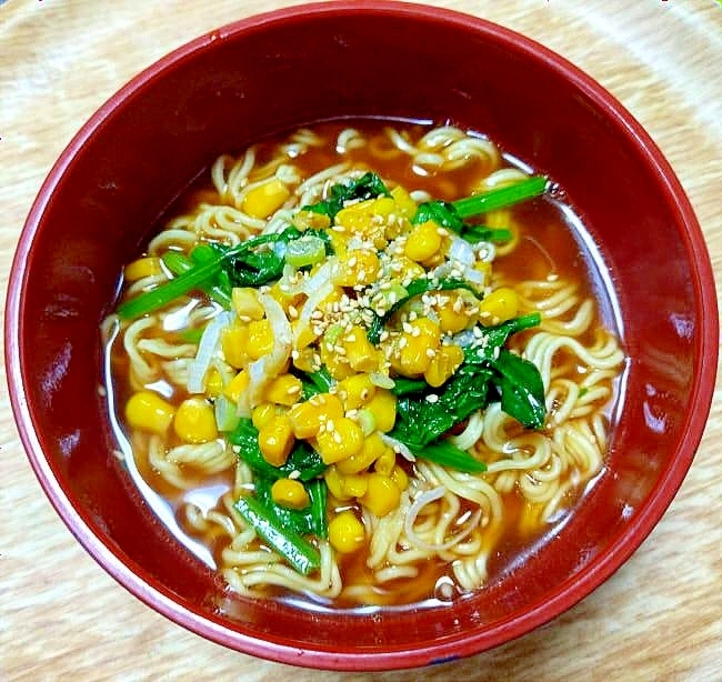 ほうれん草とコーン乗せインスタントラーメン