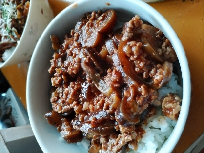 卵なくて目玉焼きのせられなくてさみしいですが…。ナスがちょっと苦手な下の子がモリモリ食べて完食でした＼(^o^)／次回は目玉焼きのせたいです。