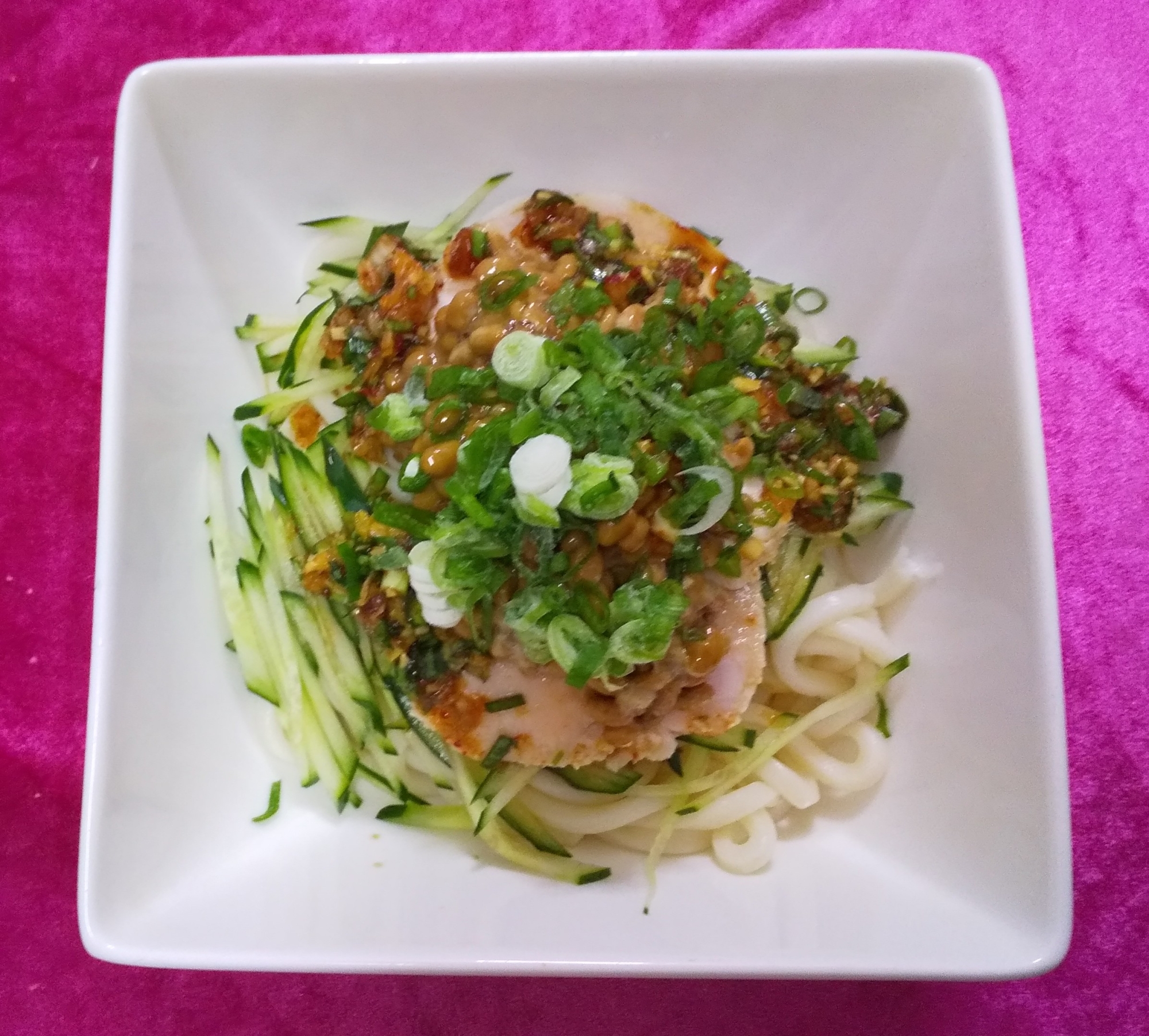 鶏ハムと納豆のサラダうどん