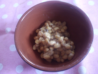 こんにちは～＾＾
親戚が作った納豆用のミニ大豆をたくさんもらったので、小粒納豆を作ってみました♪面倒そうだったけど、美味しく出来ました(o˘◡˘o)