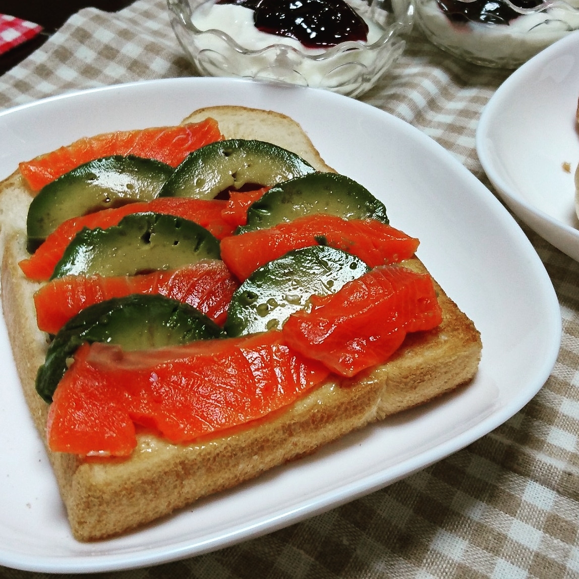 アボカドとサーモンのサンド