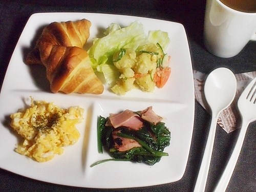 クロワッサンとたまごと野菜のワンプレート