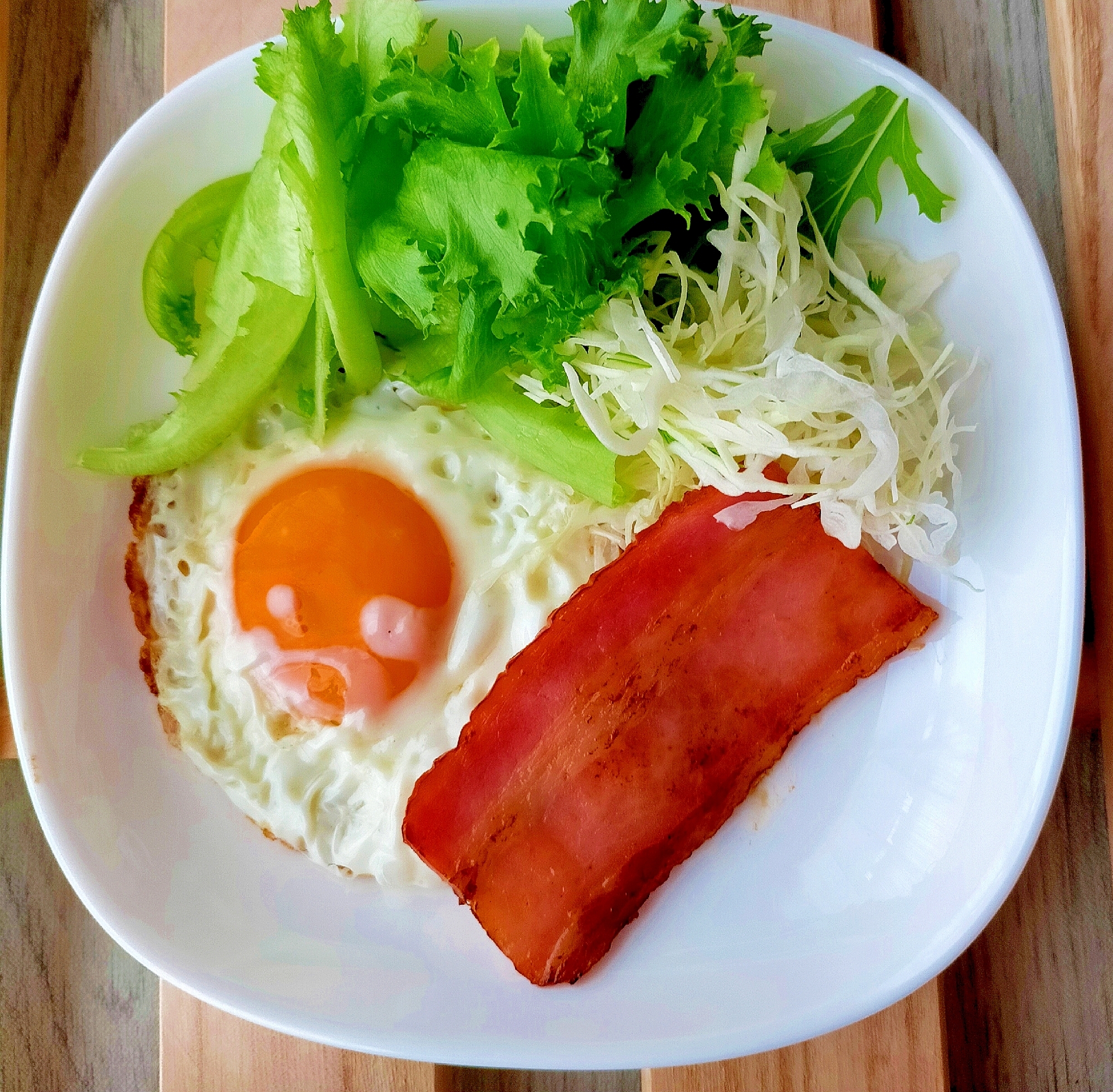 今日の朝食!野菜に埋もれた目玉焼き