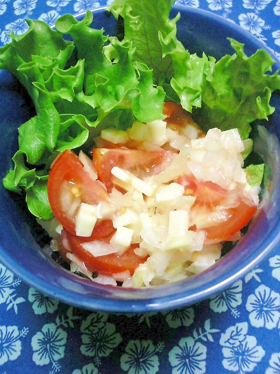ミニトマト、玉ねぎ、チーズサラダに塩ドレヨーグルト