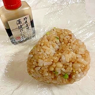 鰻のたれで　揚げ玉と小ねぎのおにぎり