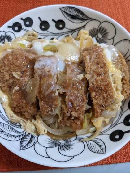 お惣菜リメイク☆メンチカツで卵とじ丼。