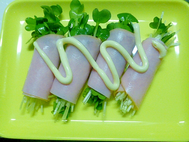 簡単♪おつまみ♪かいわれ大根のハム巻きマヨのせ