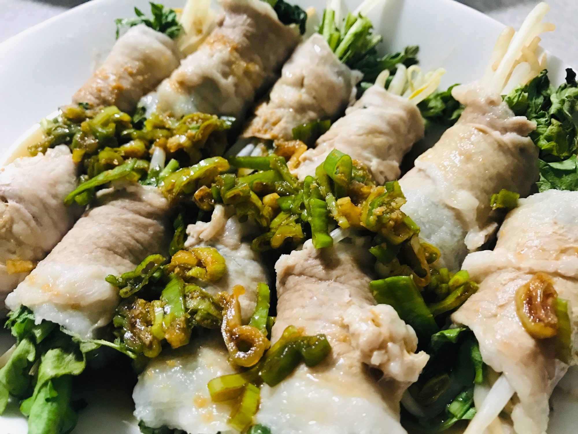 簡単！春菊とモヤシの豚しゃぶ肉巻き♫