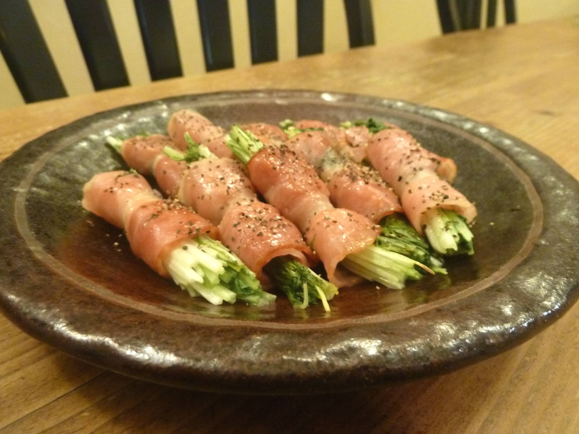 簡単おつまみ♪水菜のベーコン巻き