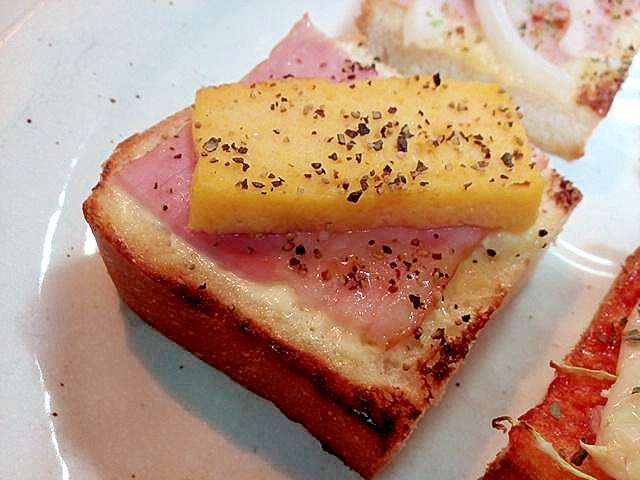 ベーコンと卵焼きのトースト