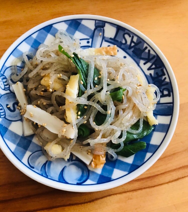 糸こんにゃくで油揚げとネギ、ちくわの焼うどん風