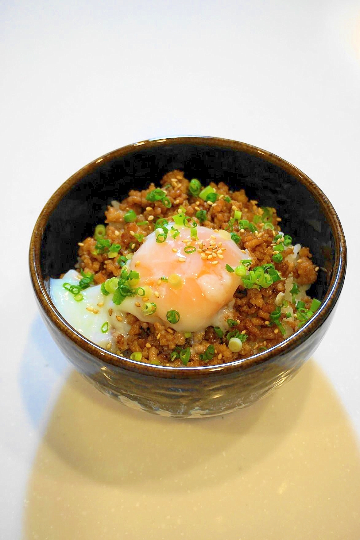 ワシワシ食べて！温玉そぼろ丼