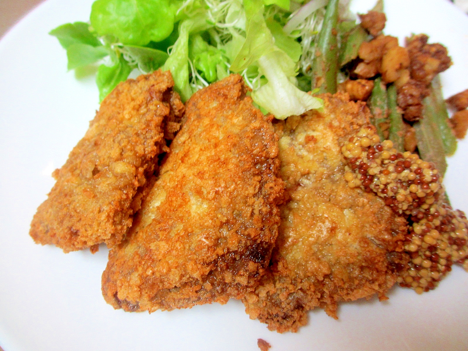 白の器に盛られたしょうゆ風味の牛カツ
