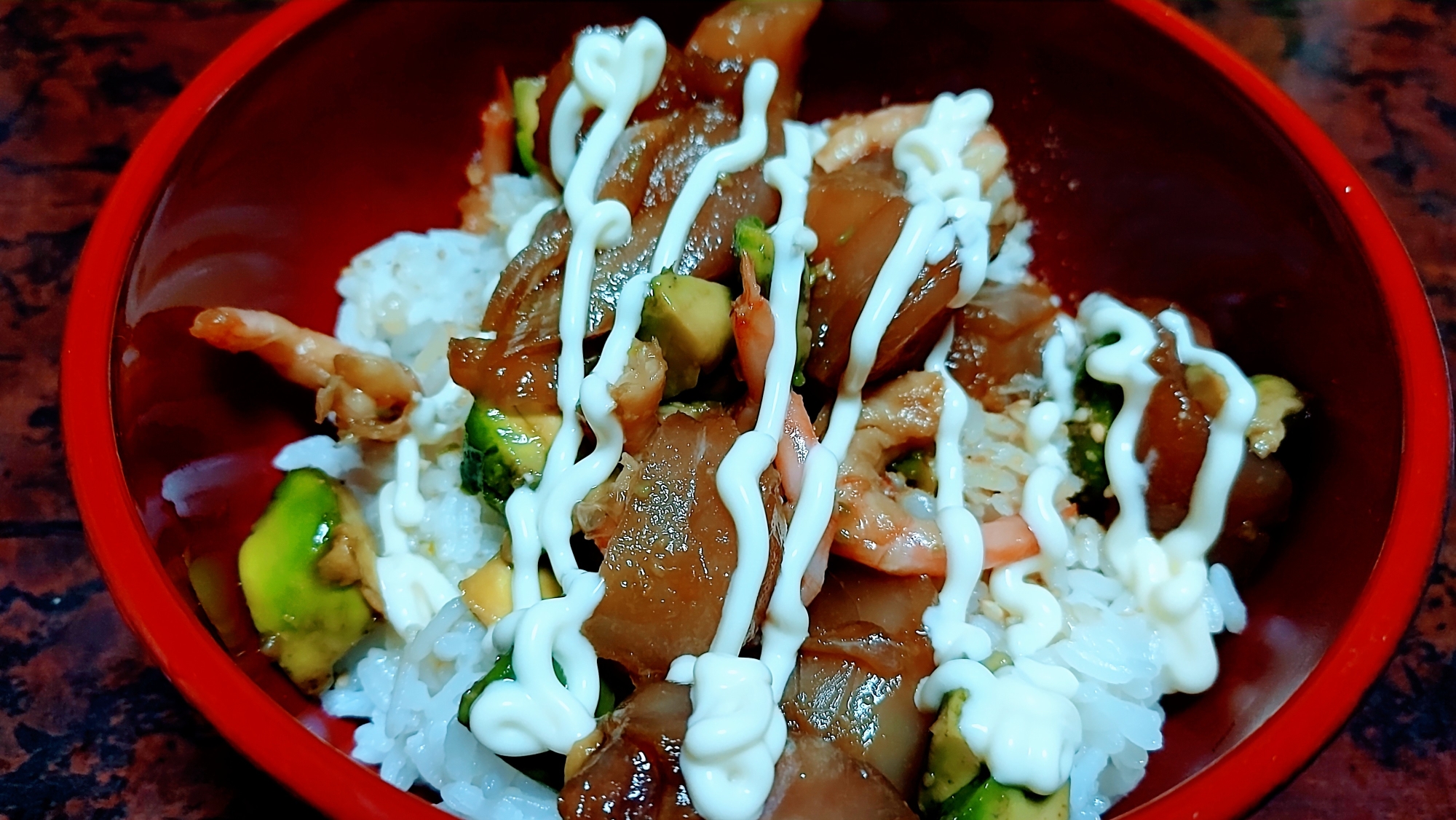 マグロとアボカドと甘海老の漬け丼