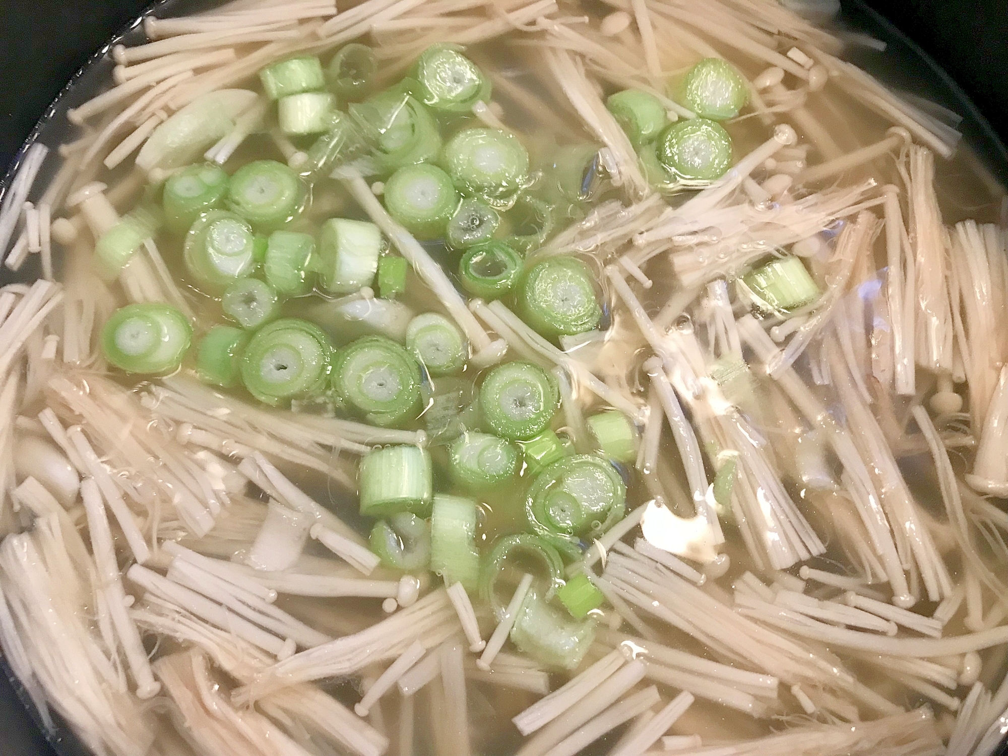 鶏肉で出汁をとった簡単チキンスープ