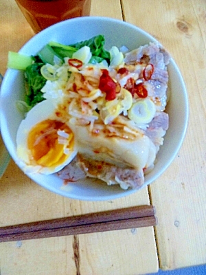 豚バラと小松菜のうま辛丼