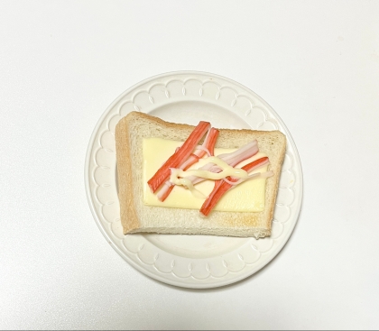 チーズトーストアレンジ ほぐしたカニカマのせて