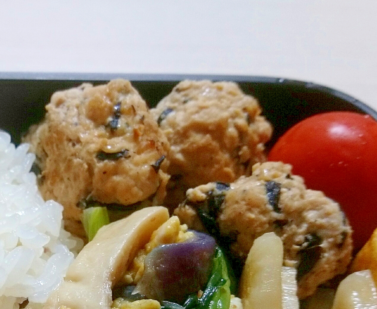 簡単ヘルシー節約！うまっ！鶏むね肉のひじき入り団子