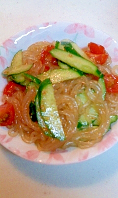 韓国春雨とキュウリ・トマトのサラダ