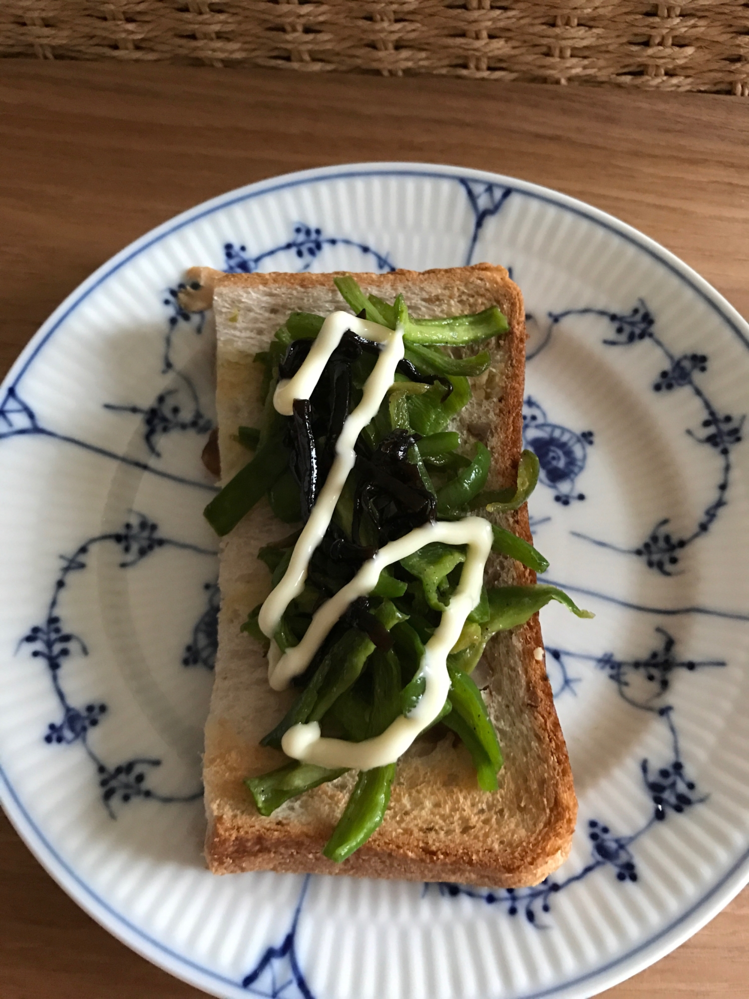 ピーマンと昆布の佃煮のマヨトースト